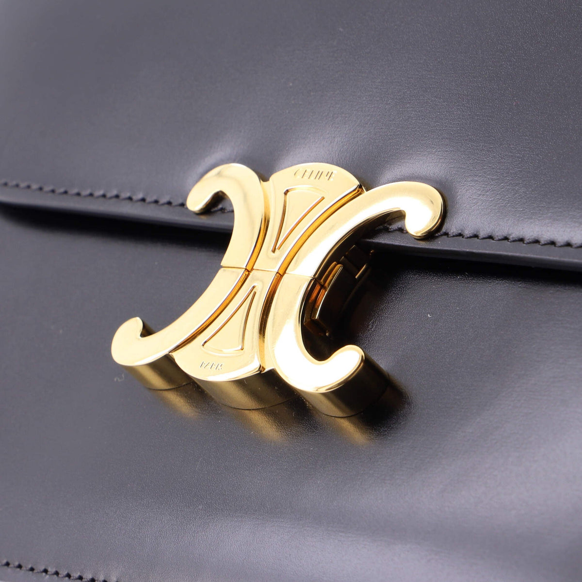 Triomphe Shoulder Bag Smooth Calfskin Medium