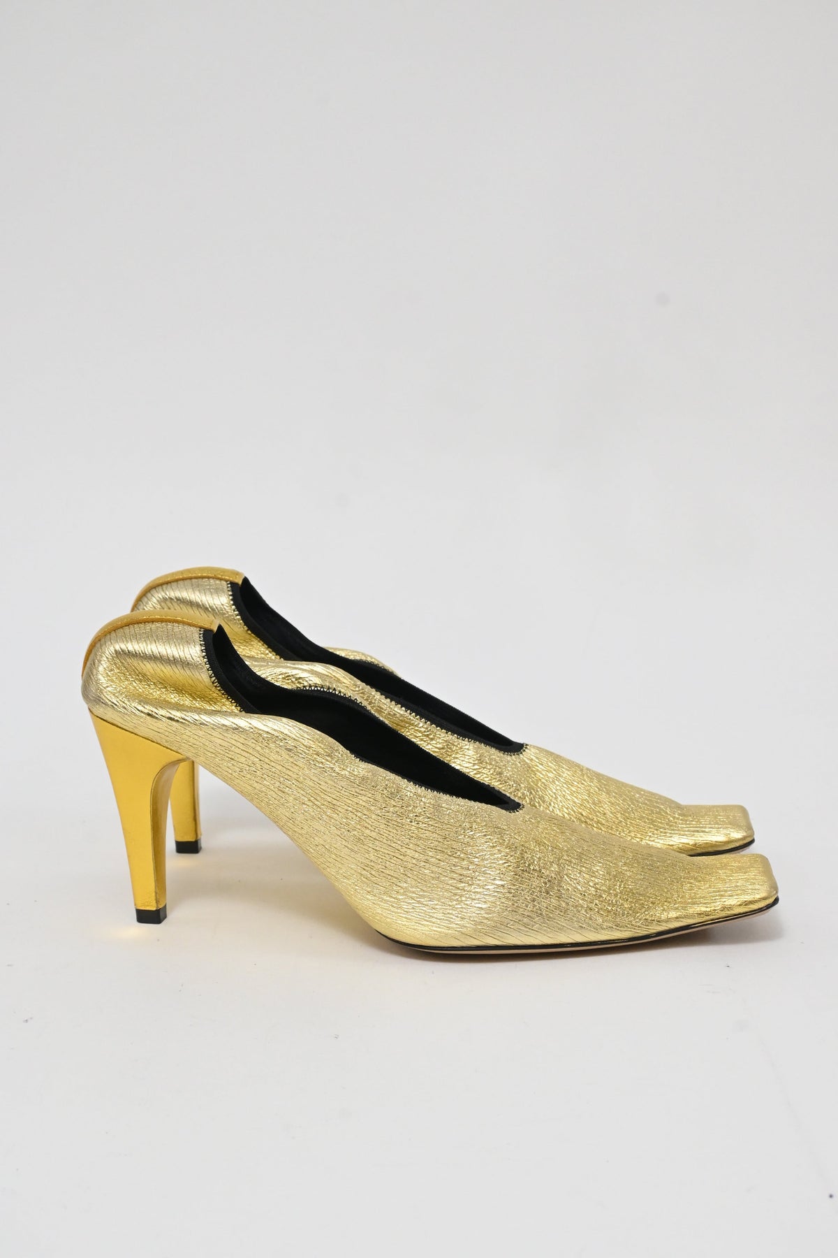 Bottega Veneta Crunch Sharpei Pumps in Gold Leather