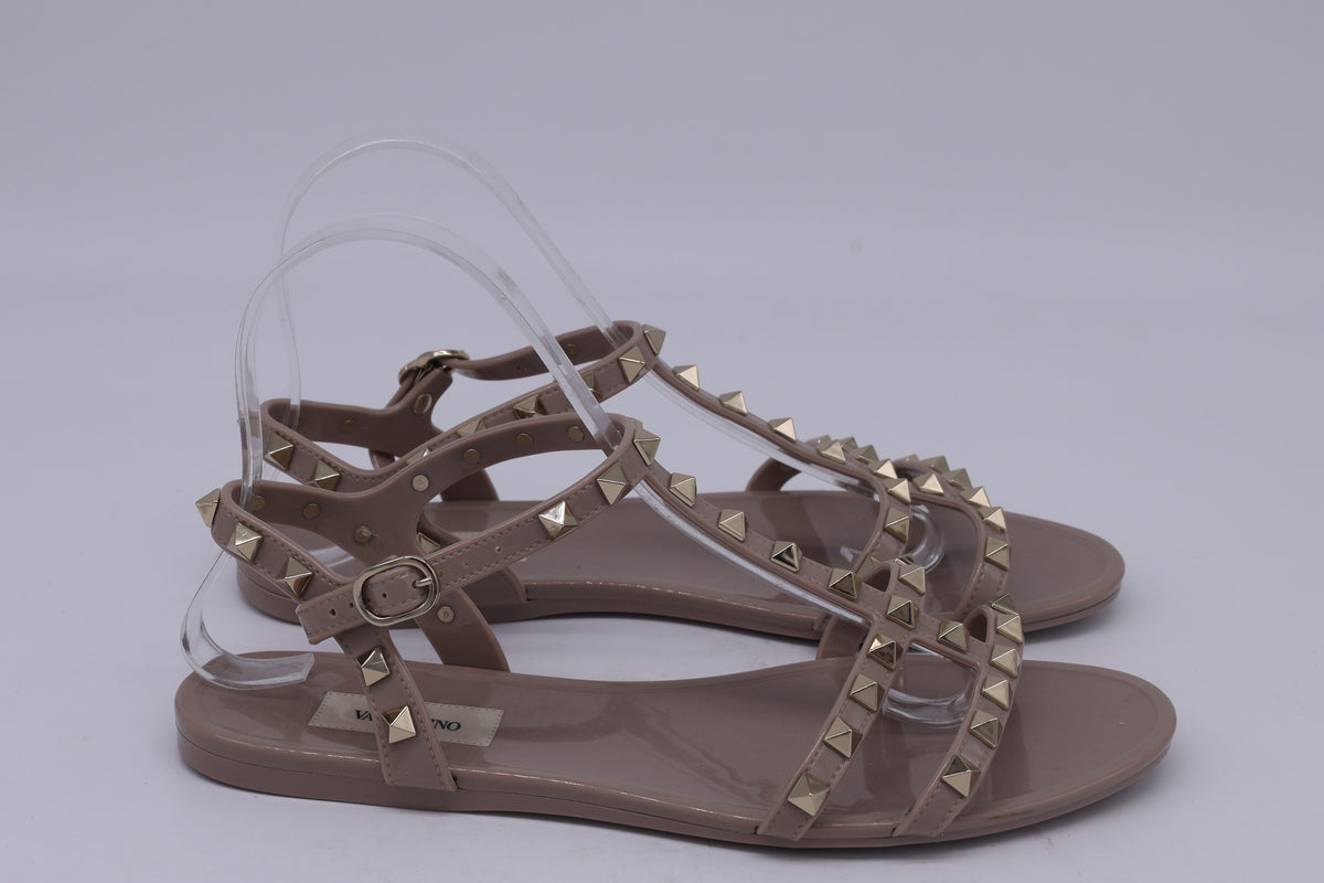 Valentino Garavani Rockstud Flat Sandals in Beige Rubber